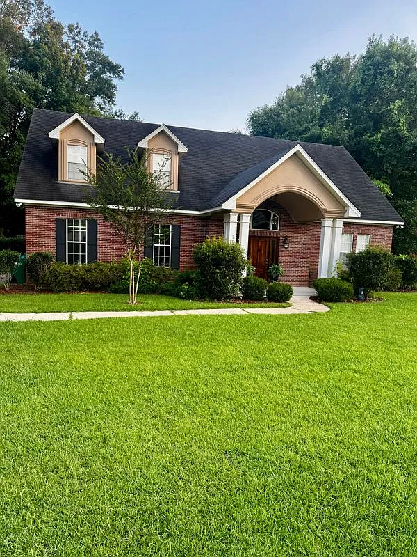 3 bed, 2.5 bath, 2427 sqft, $2,500 — Photo 1