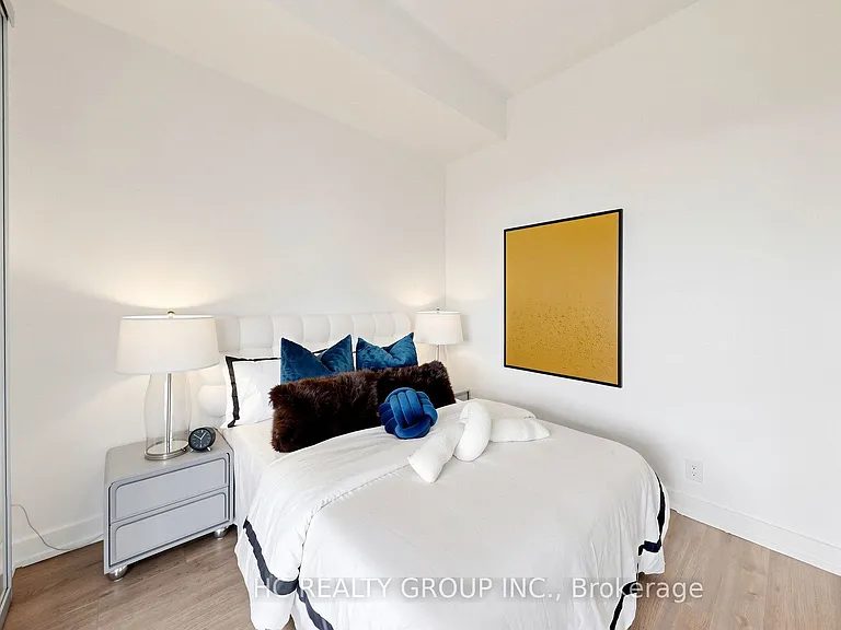6 Parkwood Ave #701 — Photo 12