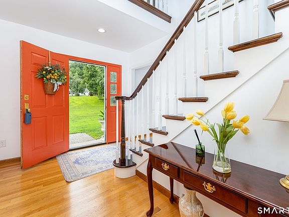 5th image of 62 Black Walnut Lane