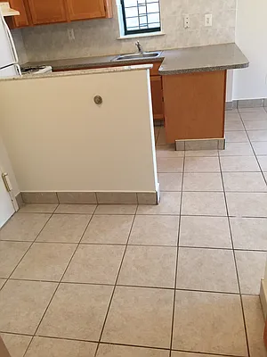 Rented by Metroline Realty | media 33