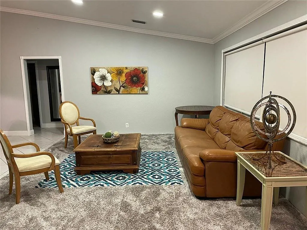 3 bed, 2.0 bath, 1833 sqft, $4,300 — Photo 4
