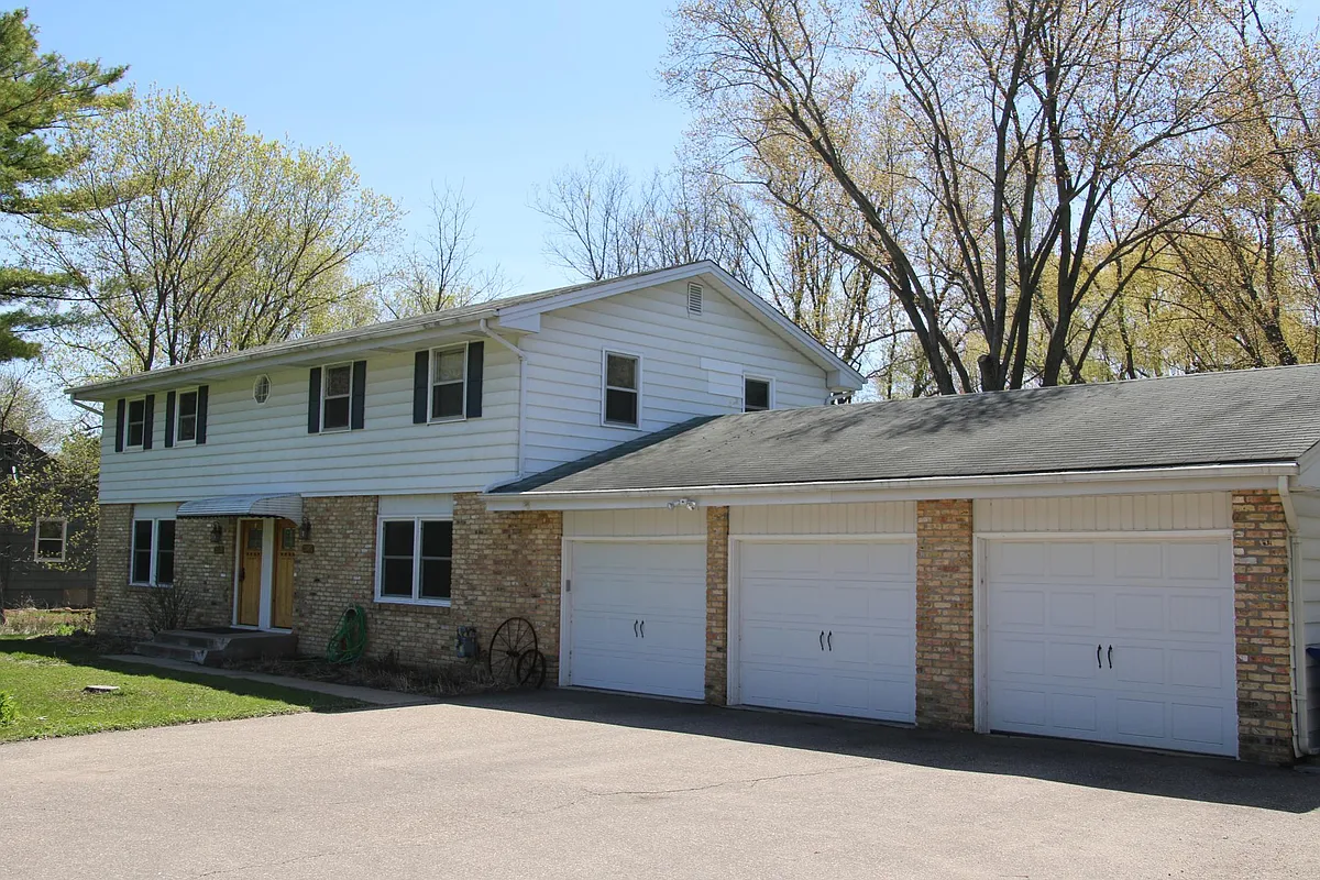 Building Photo - 23945 Smithtown Rd