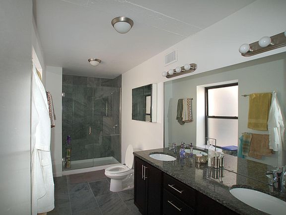 4th image of 1150 N Milwaukee Ave