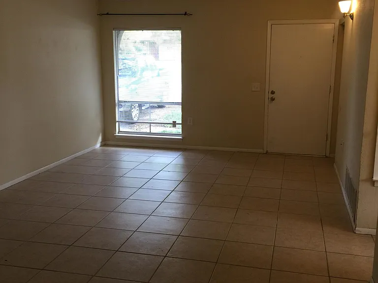 216 Gamblewood — Photo 7