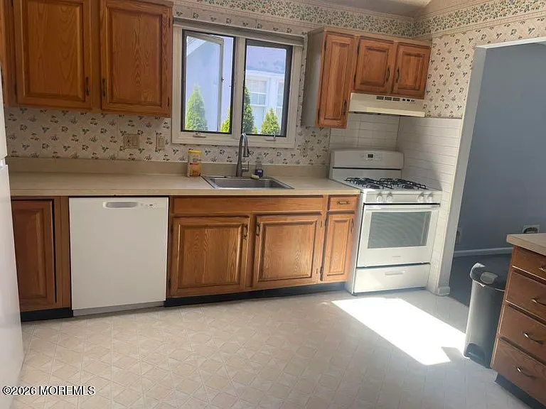 256 Lawrence Ave — Photo 13