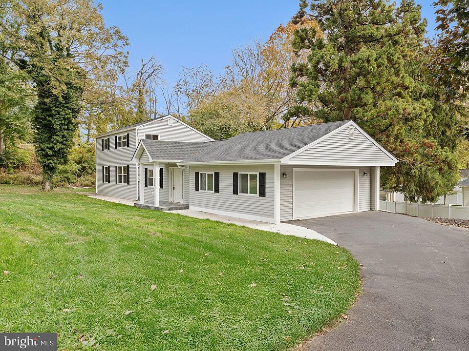 1st image of 700 Crooked Ln