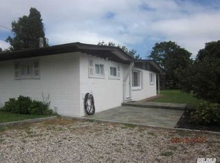 4 Newtown Rd, Hampton Bays, NY 11946