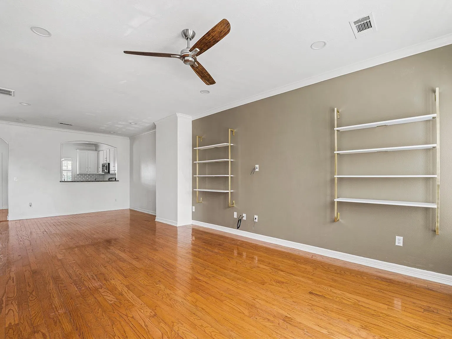 3 bed, 3.5 bath, 2100 sqft, $2,900 — Photo 3