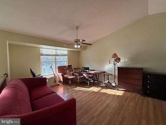 3rd image of 10203 Meadowview Dr