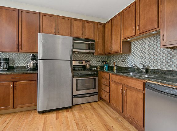 5th image of 1518 W Belle Plaine Ave #2