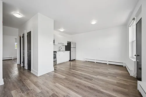 164 Belmont Ave W Photo 1
