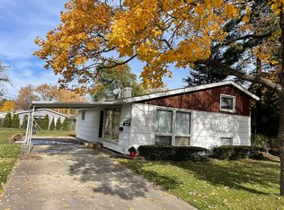 402 Blackhawk Ave, Carpentersville, IL 60110