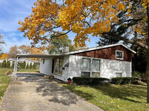 402 Blackhawk Ave, Carpentersville, IL 60110
