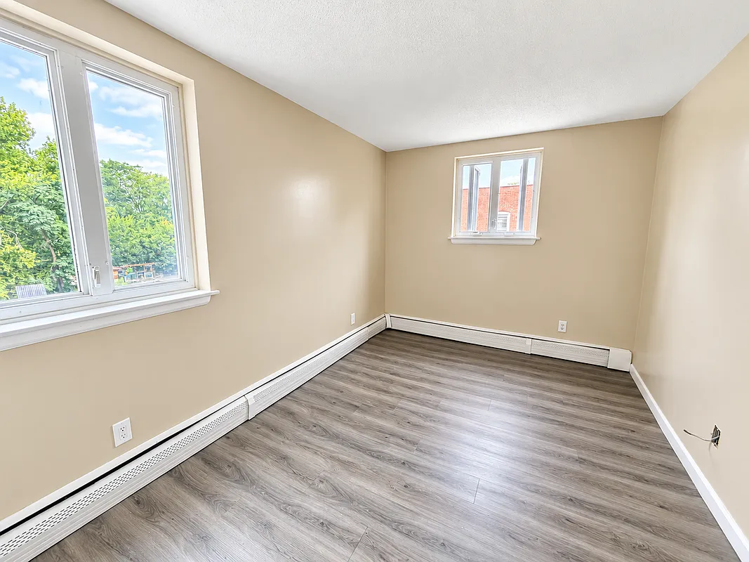 4 bed, 1.0 bath, 852 sqft, $2,000 — Photo 4