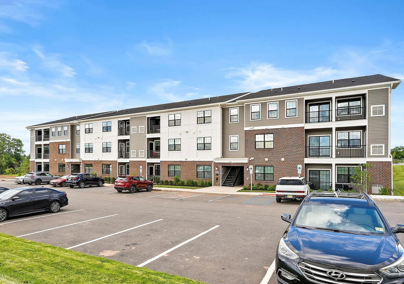 Stunning New Construction with Clubhouse Amenities — Photo 2