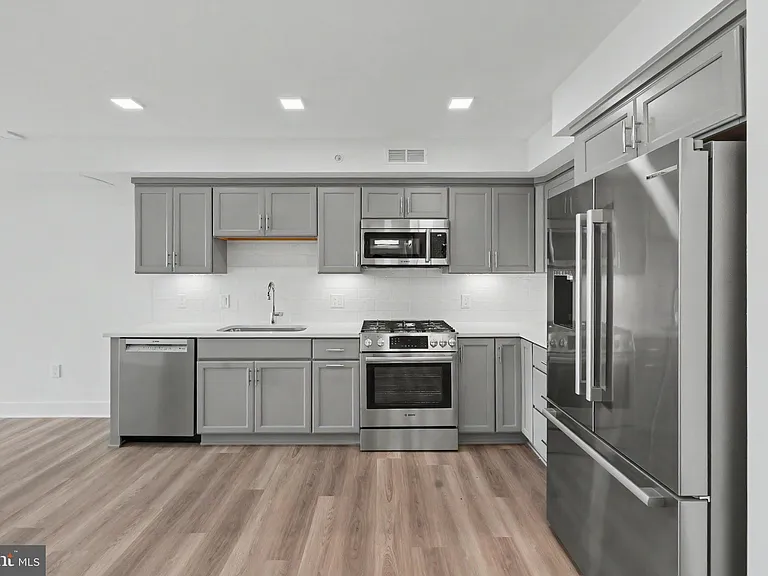 701 N Henry St #502 — Photo 28
