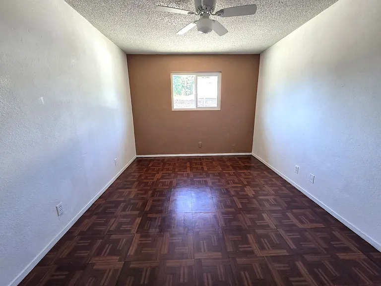 460 N Elmwood Ave — Photo 3