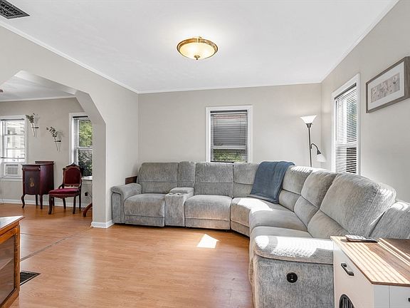 4th image of 9 Cottage St