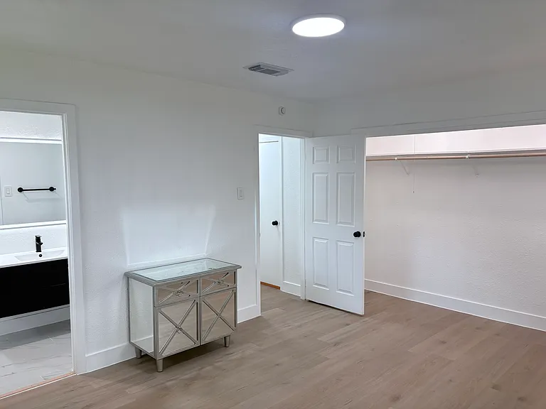704 Fleetwood St — Photo 36