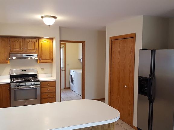 Large kitchen, all stainless, big pantry, breakfast bar