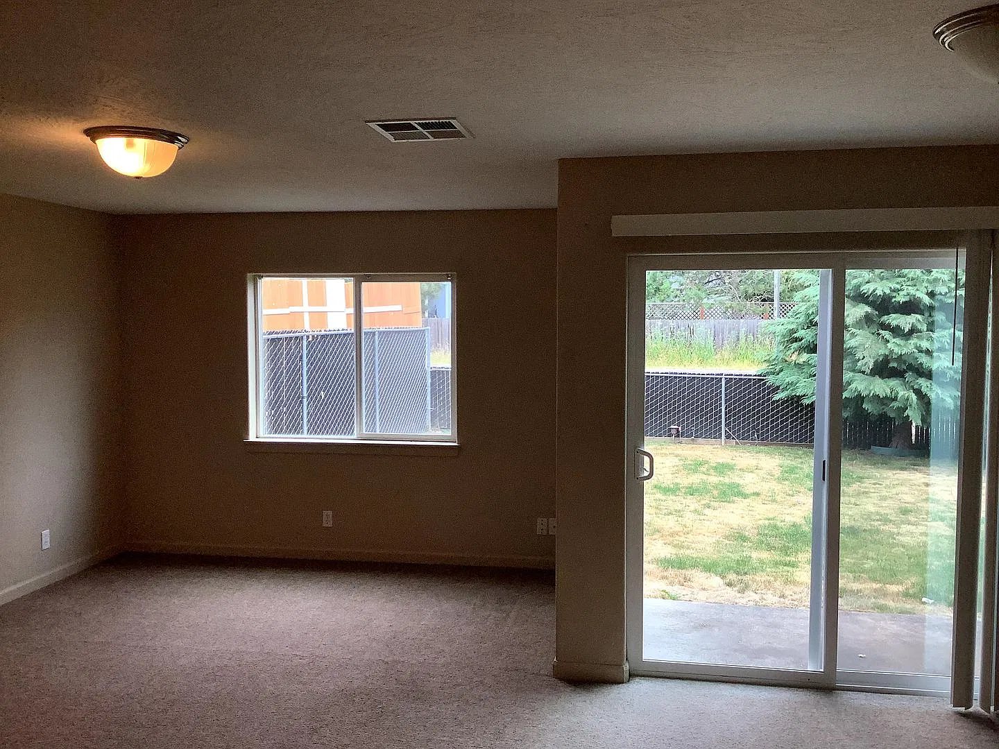 3-Bedroom 1 1/2 bathroom duplex in Lowell — Photo 4