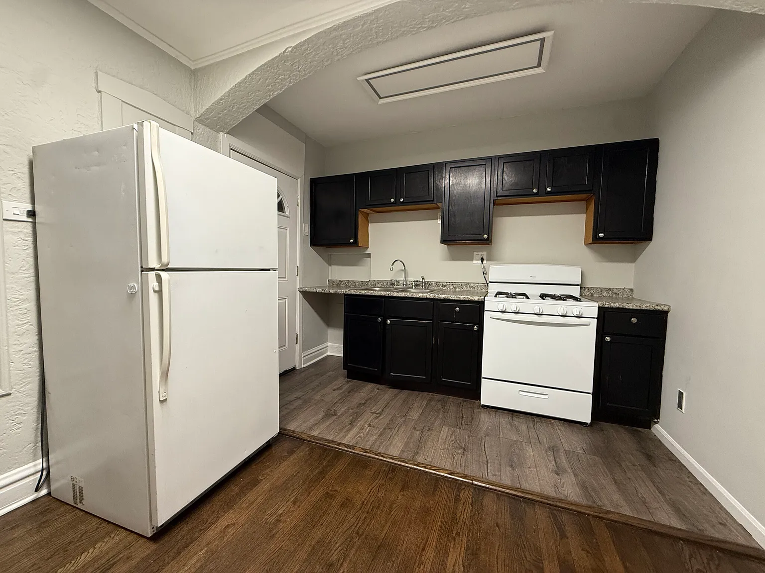 2 bed, 1.0 bath, 700 sqft, $1,595 — Photo 2