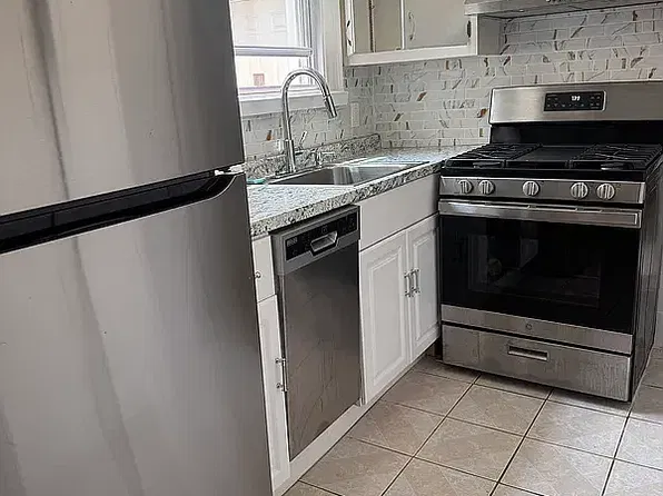 22-50 41st St #2R, Astoria, NY 11105