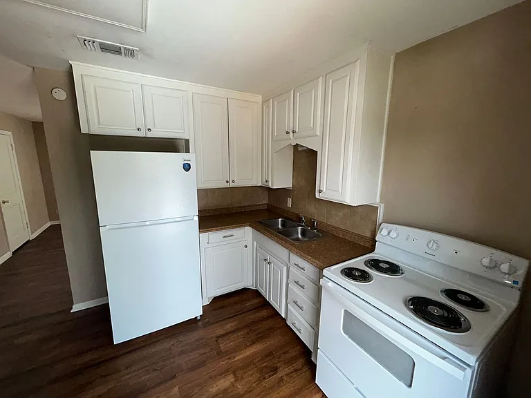 700 N Russell St — Photo 13