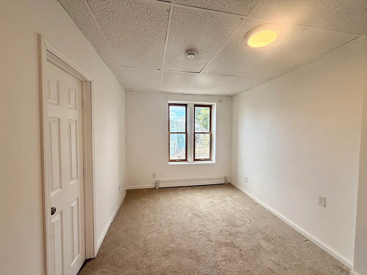 Building Photo - 84 Willow St #2