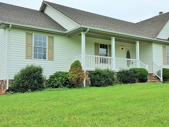 Beautiful Home in Country Setting!