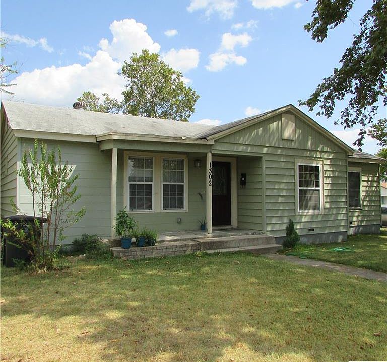 1st image of 1302 Carol Way