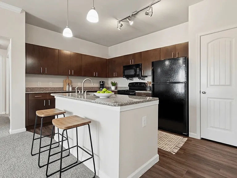 Silverado Apartments — Photo 24
