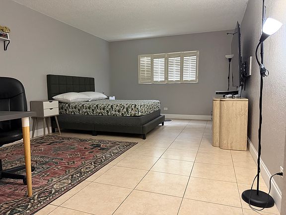 3rd image of 800 NE 195th St APT 211