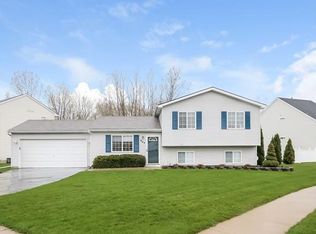 945 Cricket Xing, Pinckney, MI