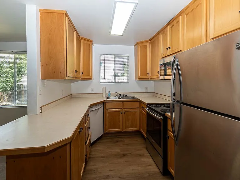 210 210/212 E 12th St #212 — Photo 4