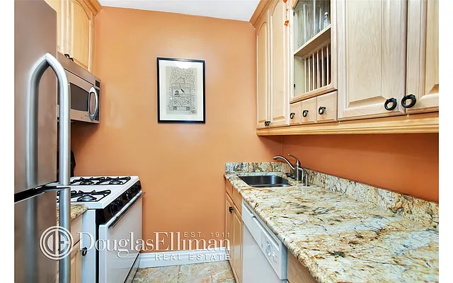 Sold by Douglas Elliman | media 24