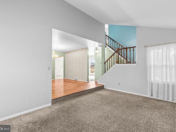 4th image of 686 Cortland Dr