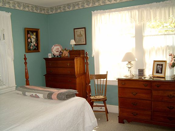 Guest bedroom