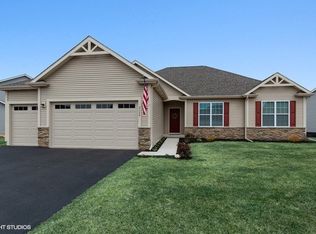 2320 Coventry Cir S, Sycamore, IL 60178