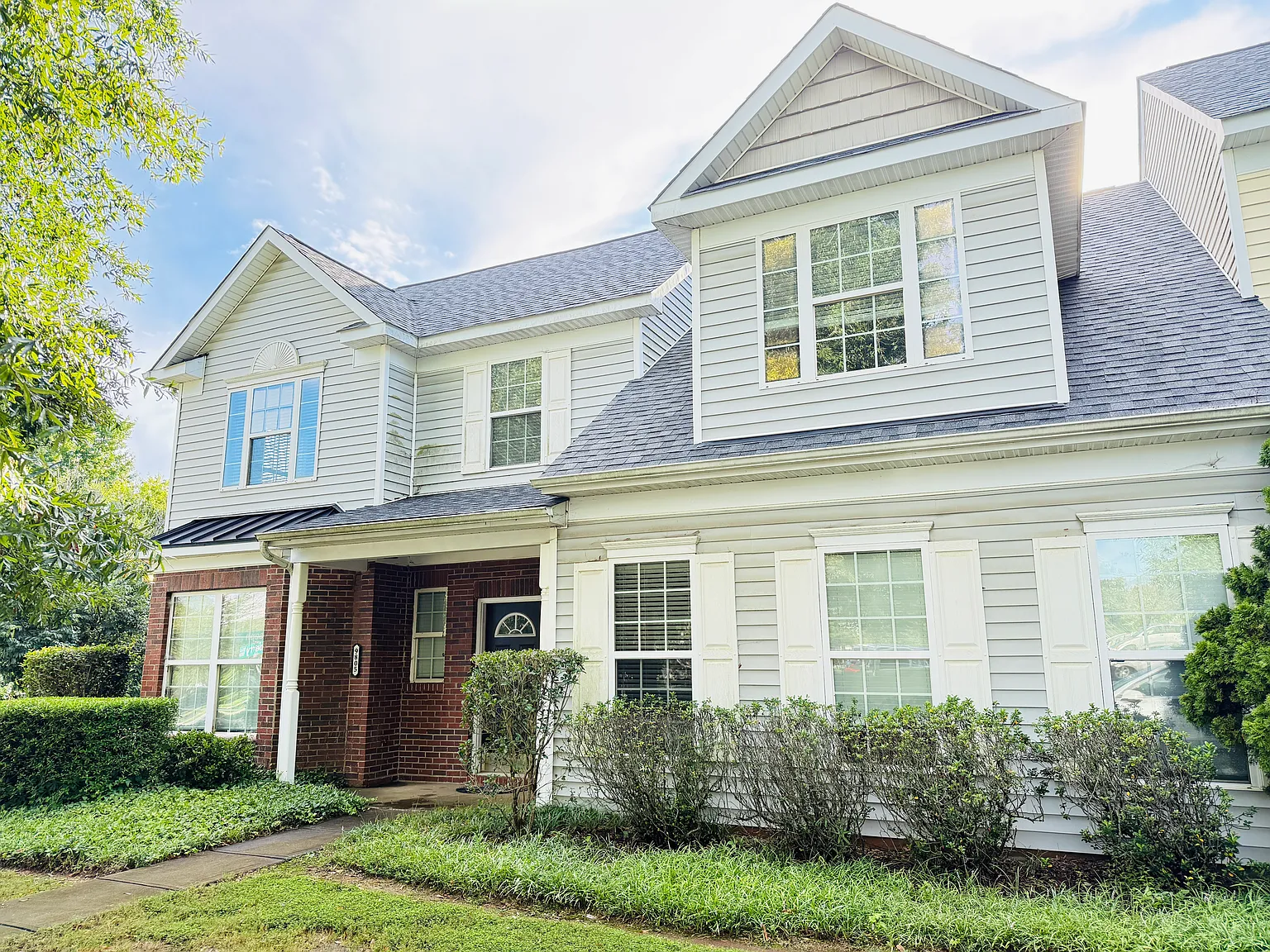 3 bed, 2.5 bath, 2419 sqft, $2,400 — Photo 1