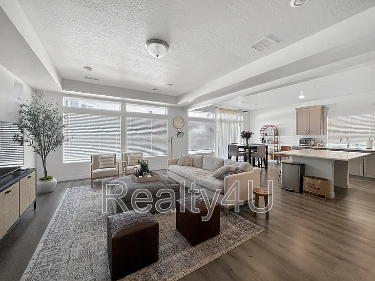 138 E Crown Point Dr — Photo 6