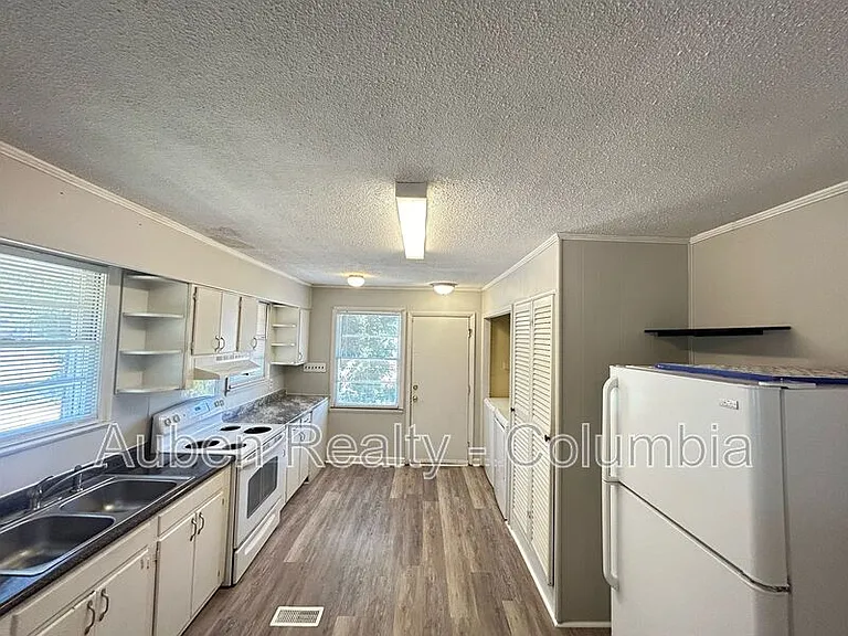 1414 S Kilbourne Rd — Photo 2