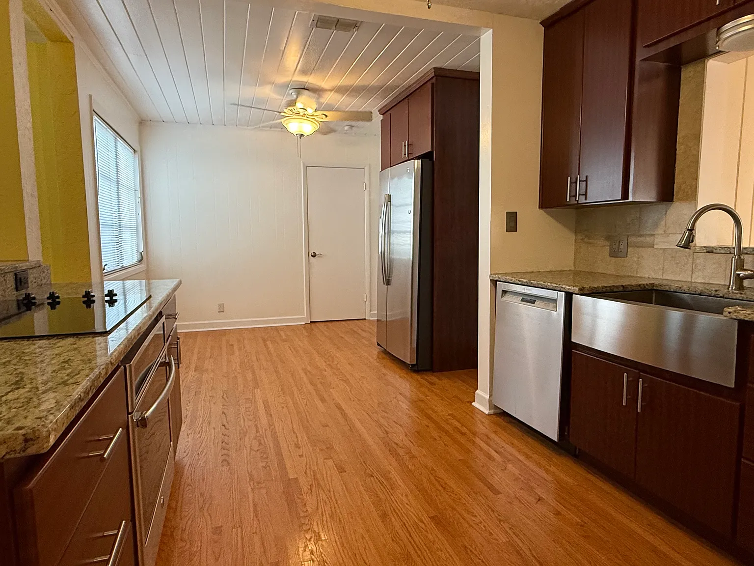 1529 Iowa Pl — Photo 4
