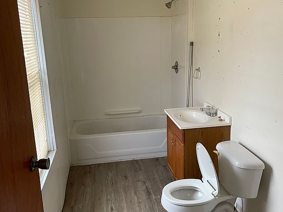 5th image of 319 E McGaffney Ave
