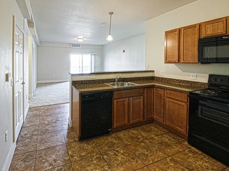 Auburn Ridge Apartments — Photo 10