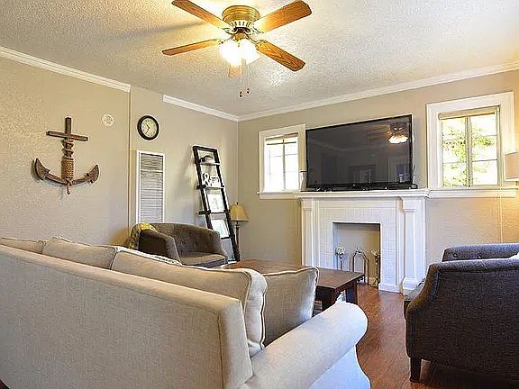 2nd image of 3833 Vinton Ave