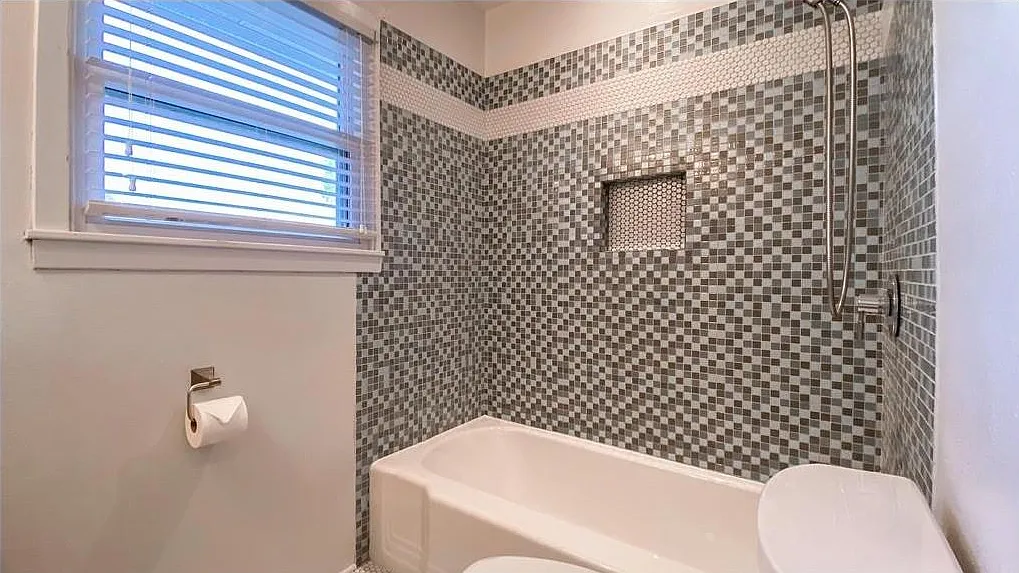 3 bed, 1.0 bath, 1008 sqft, $1,900 — Photo 2