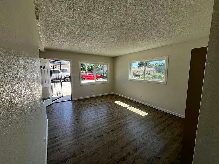 1044 Wallgreen St — Photo 16