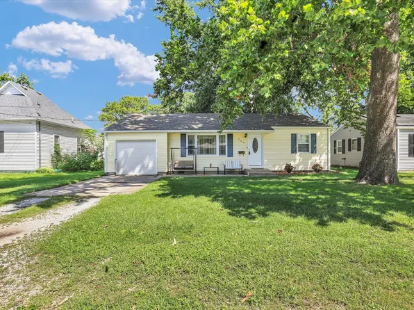 704 E Buckner St, Tuscola, IL 61953