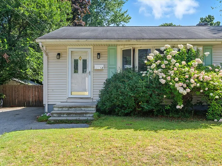18 Maplewood Dr — Photo 1
